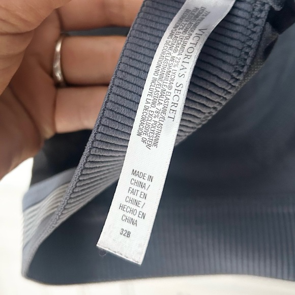 Victoria's Secret 32B Black and White The Incredible Strappy Sports Bra - Picture 2 of 3